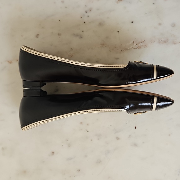 LOUIS VUITTON: Elegant Vintage Logo Polished Black Leather Ballet Flats - Picture 5 of 8